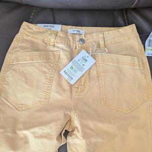 Kensie The Savannah High-Rise Flare Crop in Mustard